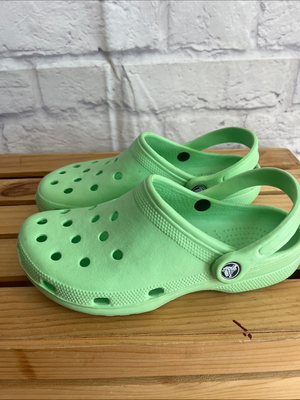 Crocs unisex adult light green classic clog shoes size 7 women’s 5 men’s - Picture 2 of 7